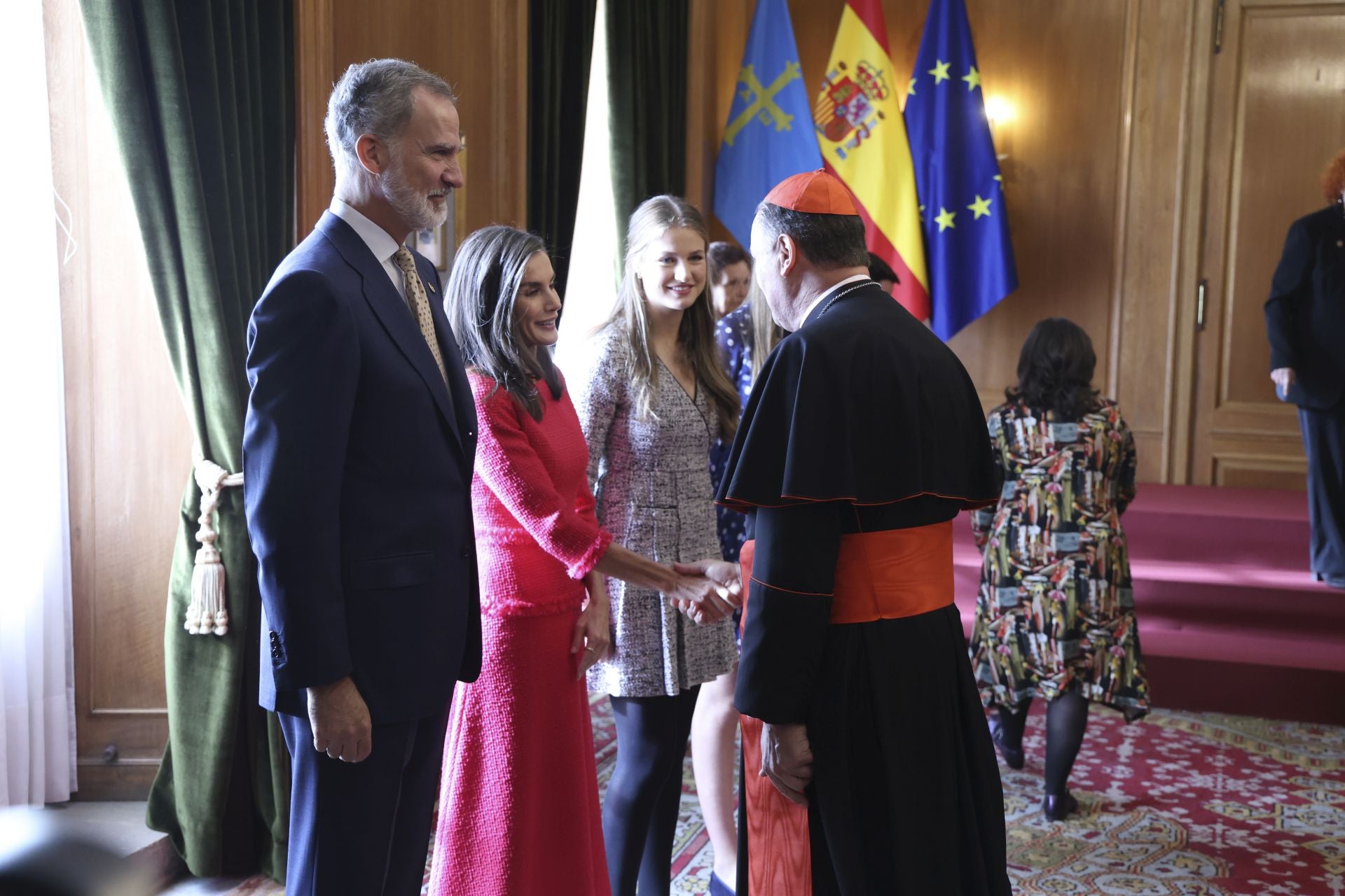 Sonrisas y cercanía: las imágenes de las audiencias de la Familia Real en el Reconquista