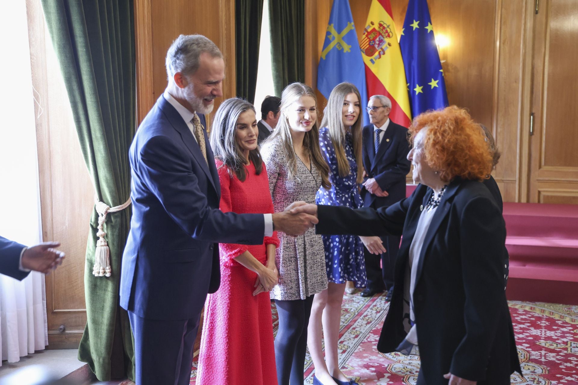 Sonrisas y cercanía: las imágenes de las audiencias de la Familia Real en el Reconquista