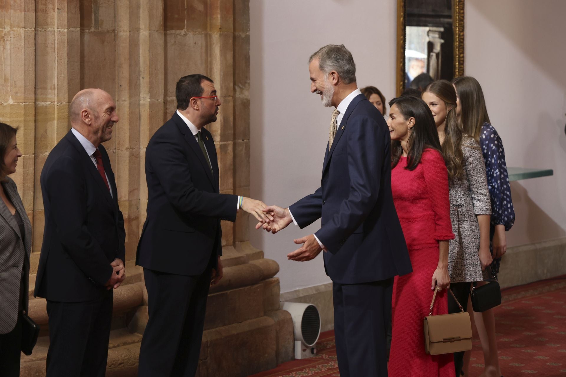 Sonrisas y cercanía: las imágenes de las audiencias de la Familia Real en el Reconquista
