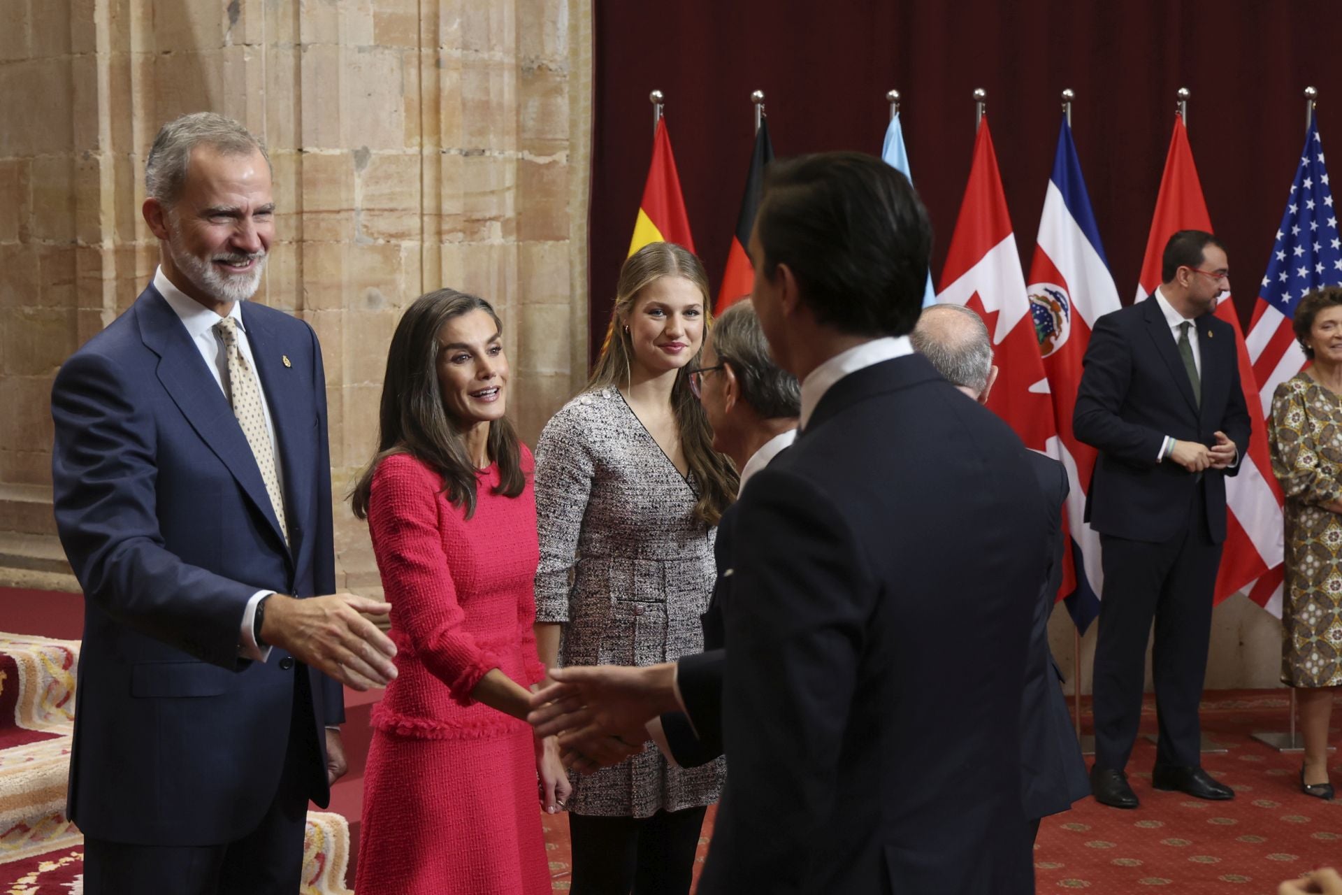 Sonrisas y cercanía: las imágenes de las audiencias de la Familia Real en el Reconquista