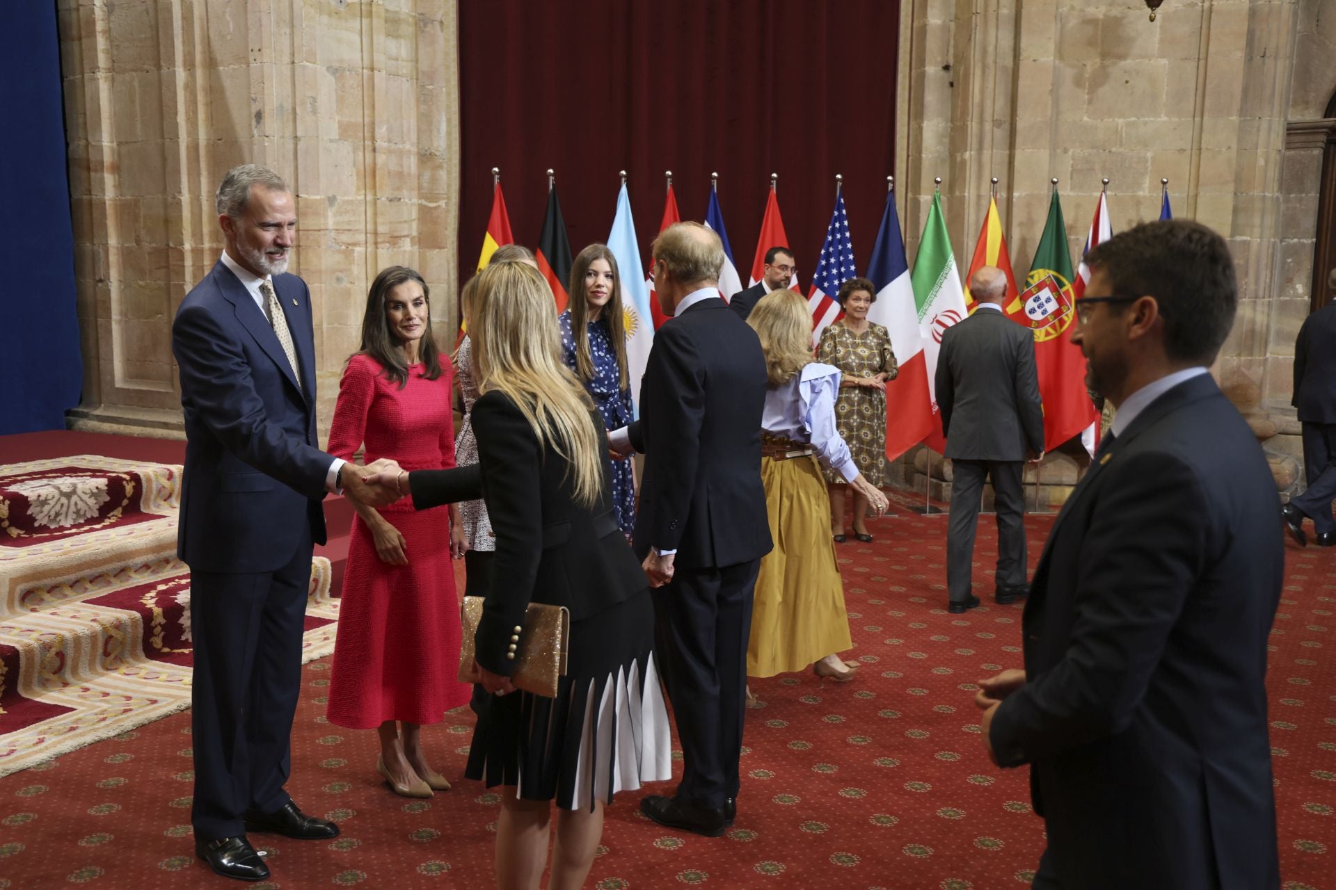 Sonrisas y cercanía: las imágenes de las audiencias de la Familia Real en el Reconquista