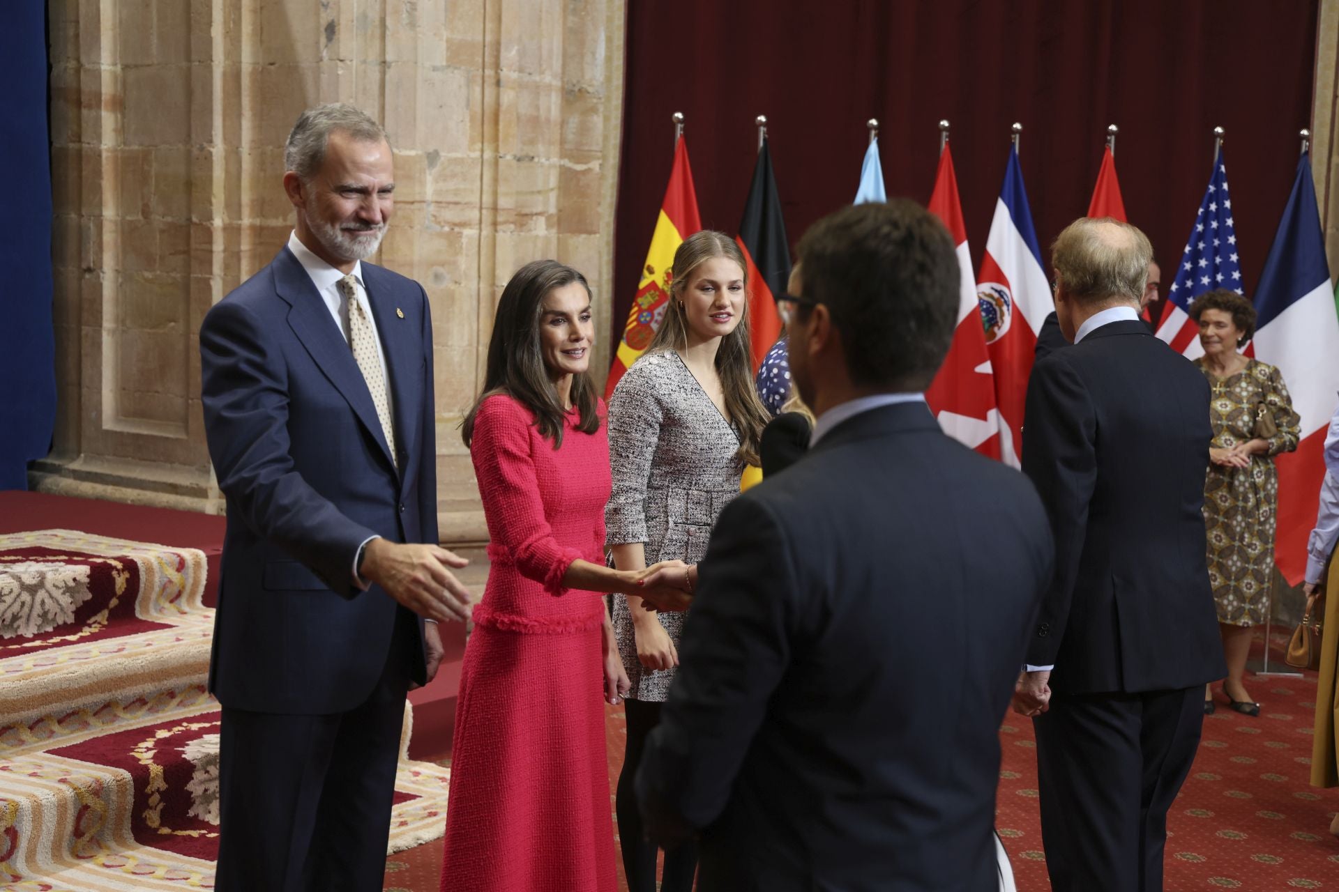 Sonrisas y cercanía: las imágenes de las audiencias de la Familia Real en el Reconquista