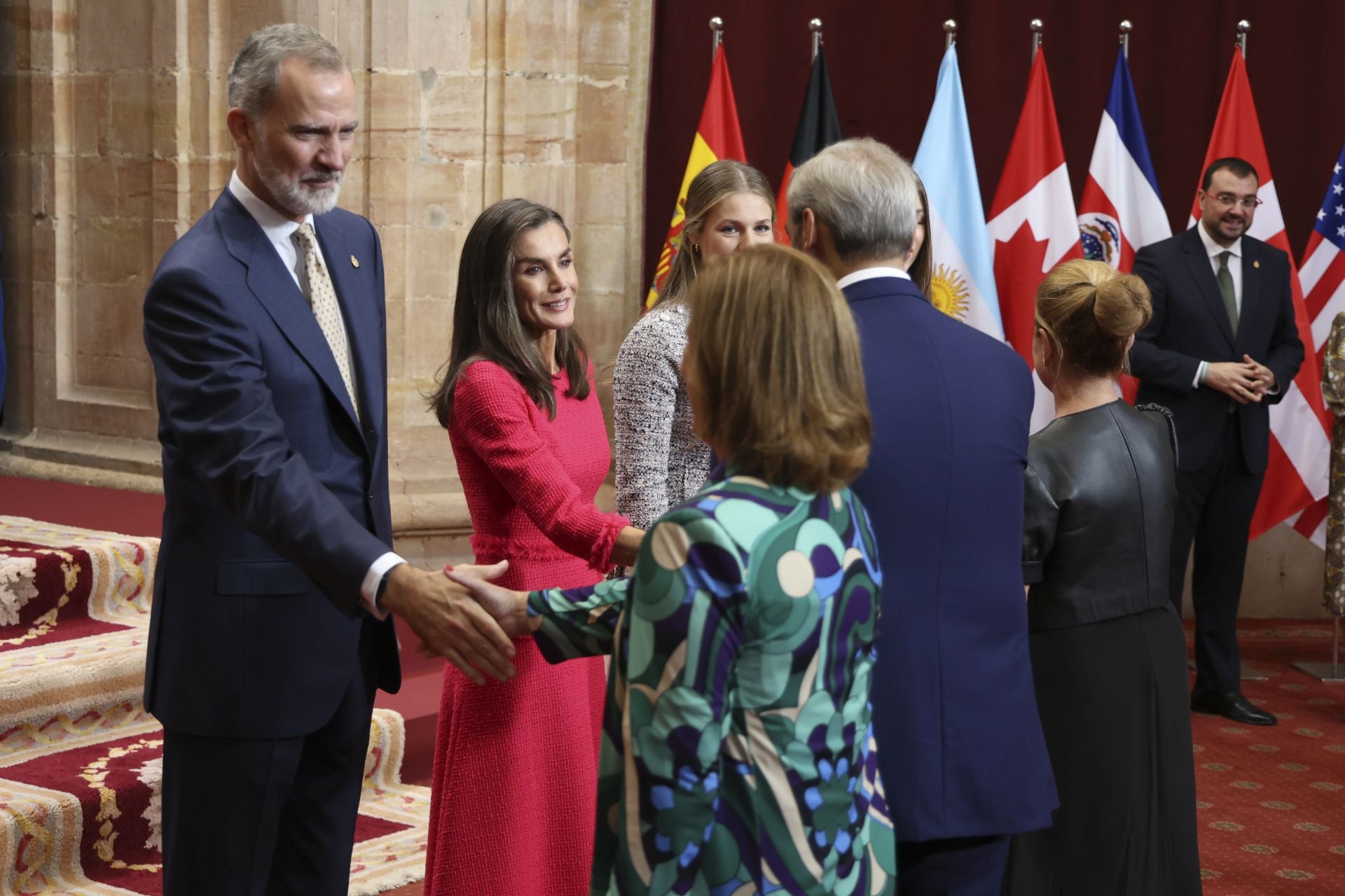 Sonrisas y cercanía: las imágenes de las audiencias de la Familia Real en el Reconquista