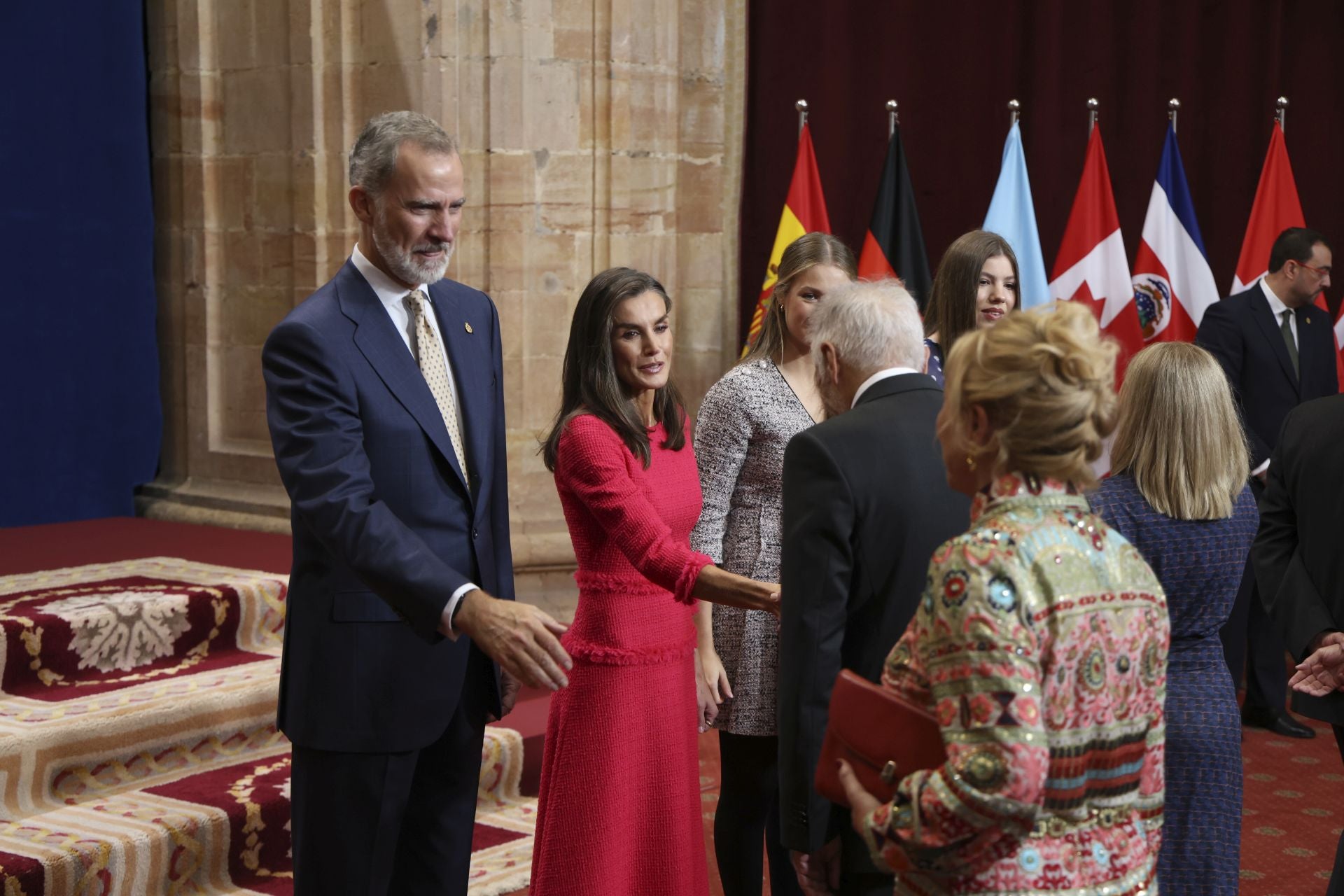 Sonrisas y cercanía: las imágenes de las audiencias de la Familia Real en el Reconquista