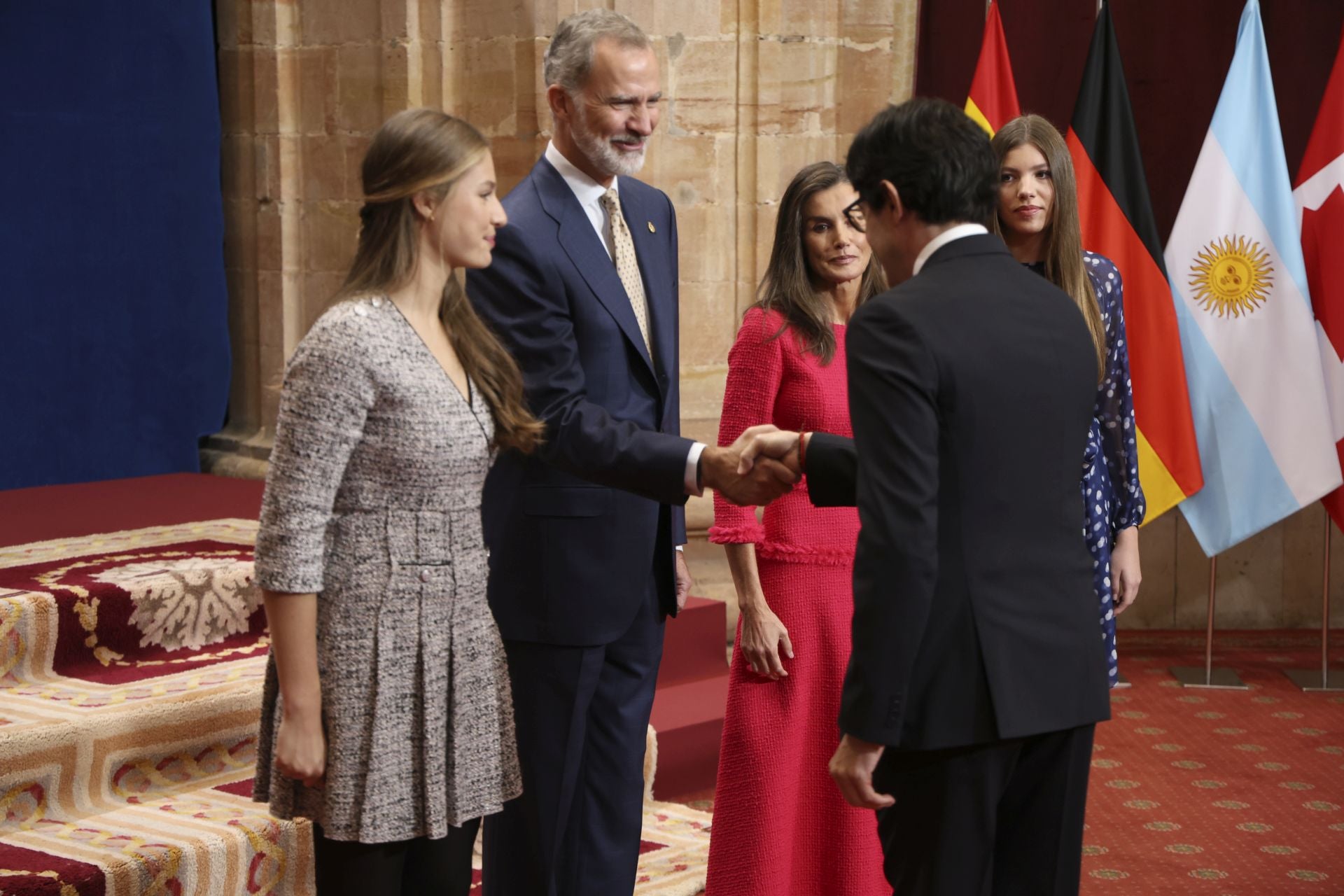 Sonrisas y cercanía: las imágenes de las audiencias de la Familia Real en el Reconquista