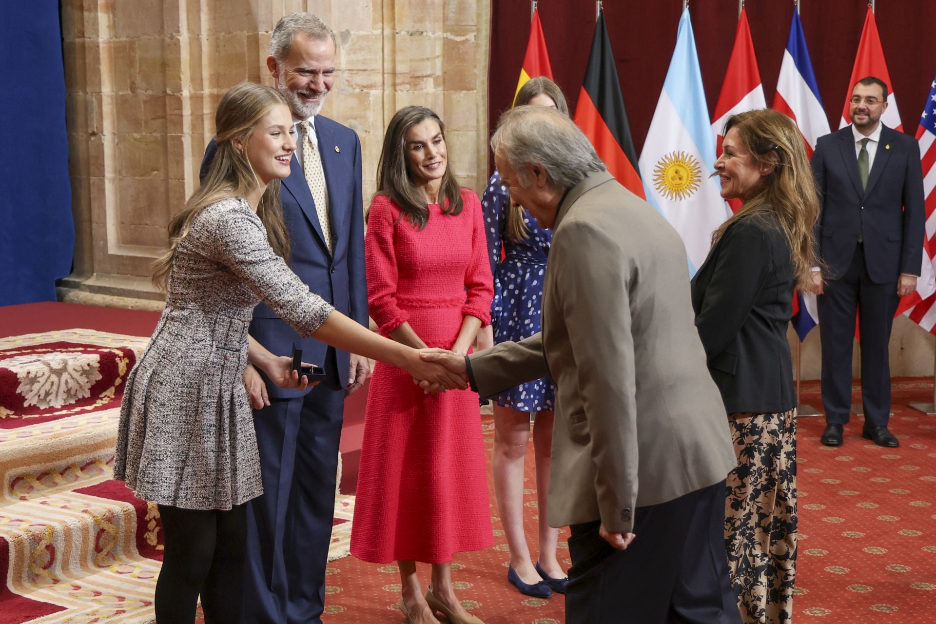 Sonrisas y cercanía: las imágenes de las audiencias de la Familia Real en el Reconquista