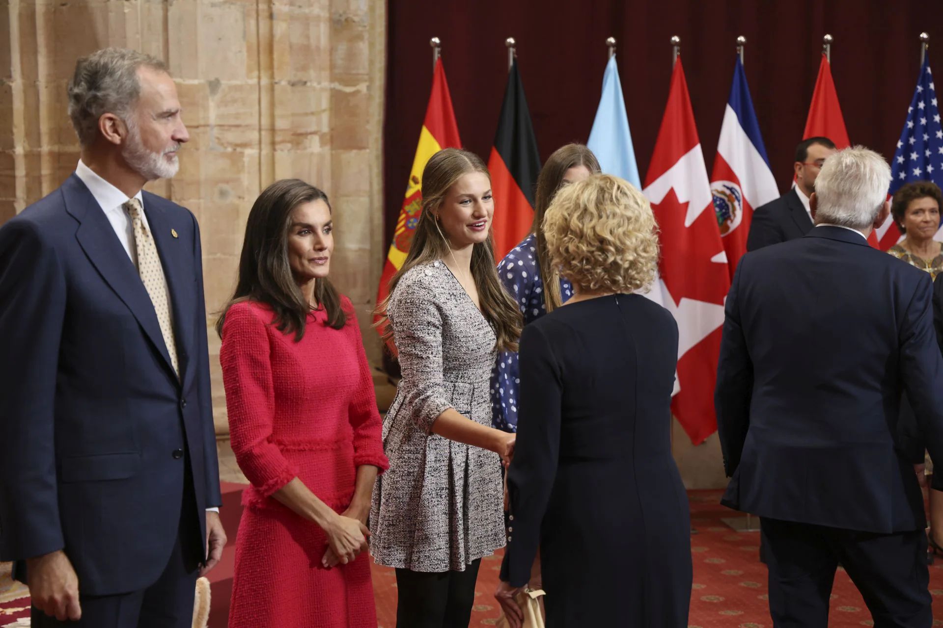 Sonrisas y cercanía: las imágenes de las audiencias de la Familia Real en el Reconquista
