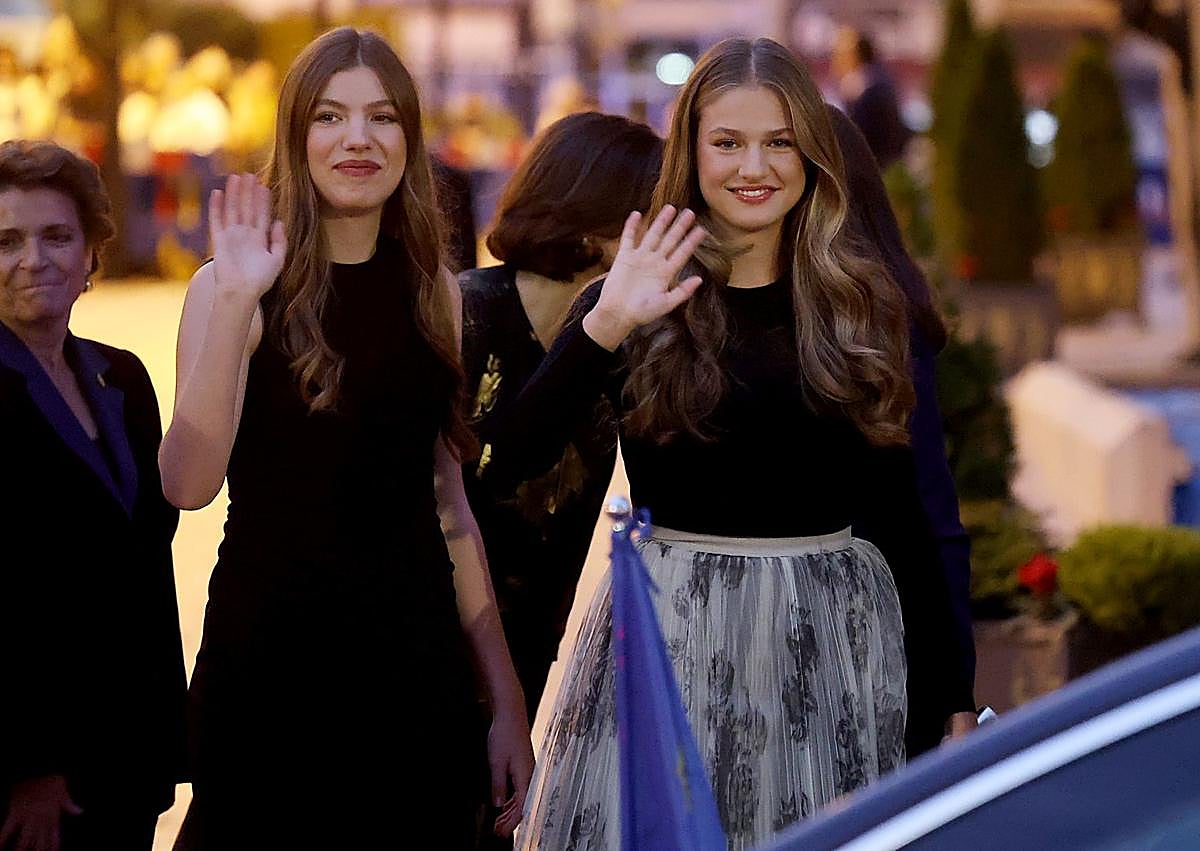 Imagen secundaria 1 - El look de la Reina Letizia en Oviedo: un vestido azul tinta y de alquiler