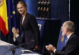 El Rey Felipe aplaude a su hija, la Princesa de Asturias, durante la ceremonia celebrada en el Teatro Campoamor de Oviedo.