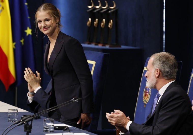 El Rey Felipe aplaude a su hija, la Princesa de Asturias, durante la ceremonia celebrada en el Teatro Campoamor de Oviedo.