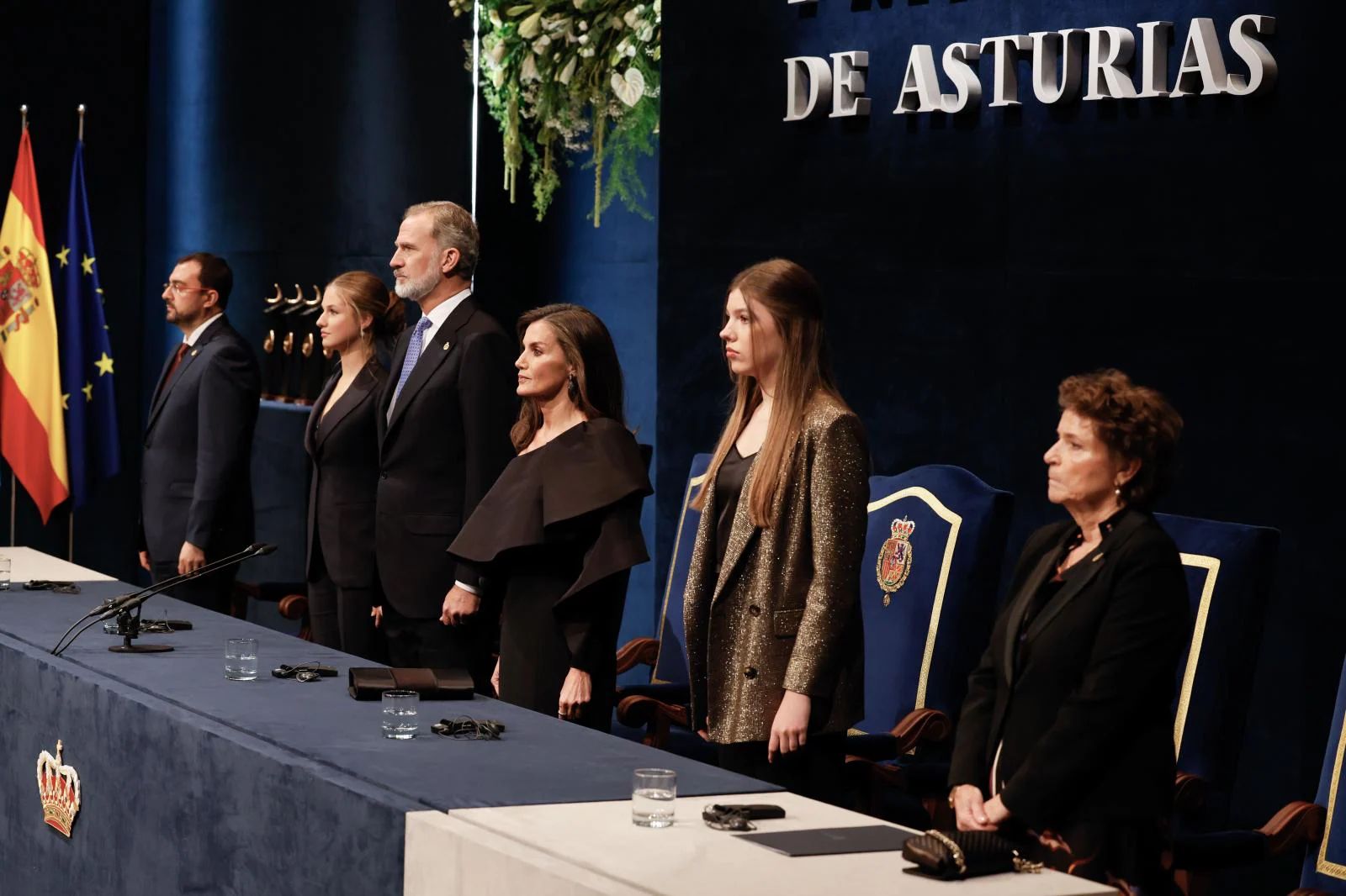 El rey Felipe, la reina Letizia, la princesa Leonor, la infanta Sofía, el presidente de Asturias, Adrián Barbón y la presidenta de la Fundación Princesa de Asturias, Ana Isabel Fernández