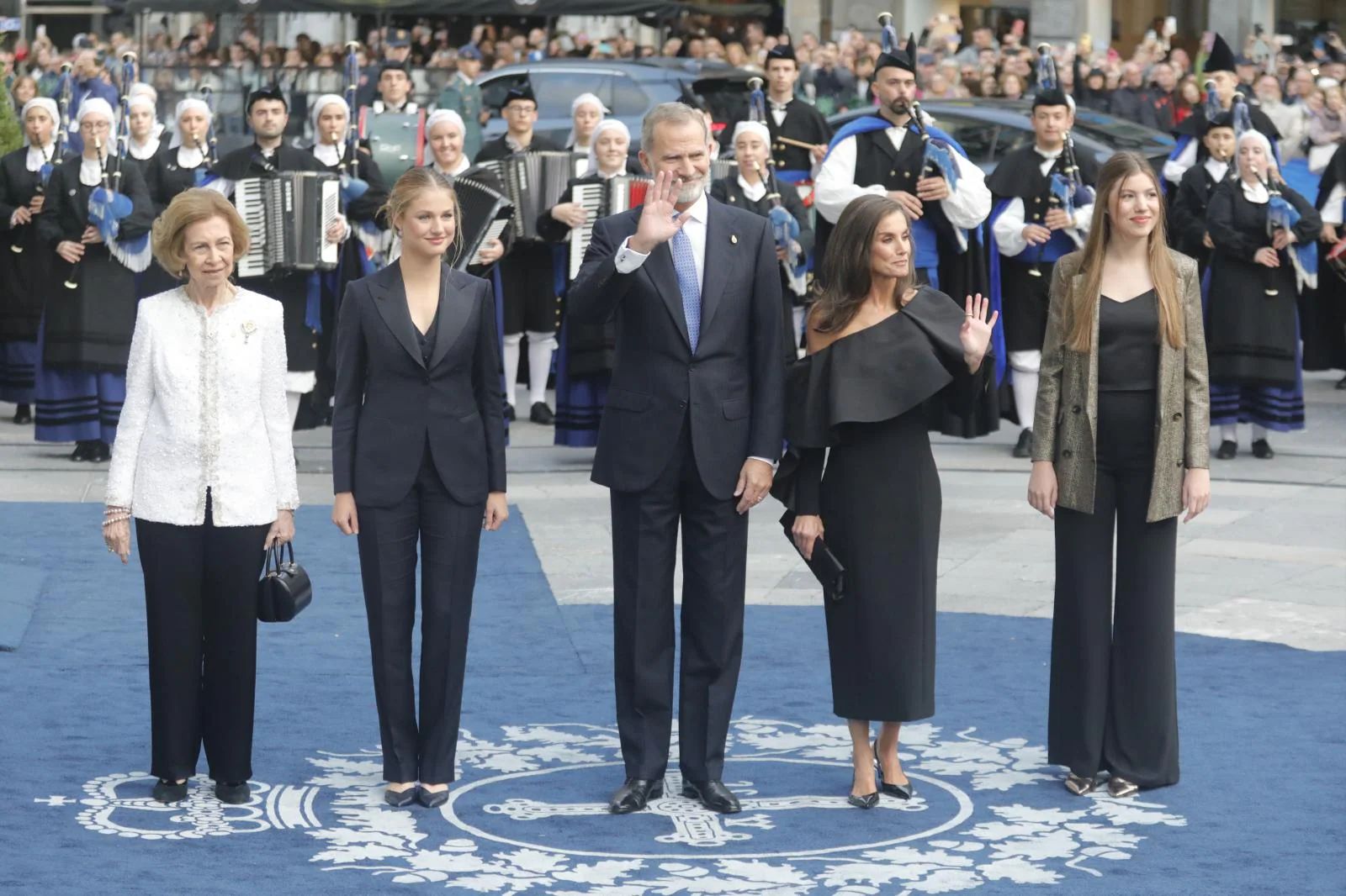 Los Reyes, la Princesa de Asturias, la infanta Sofía y doña Sofía a su llegada al Teatro Campoamor de Oviedo