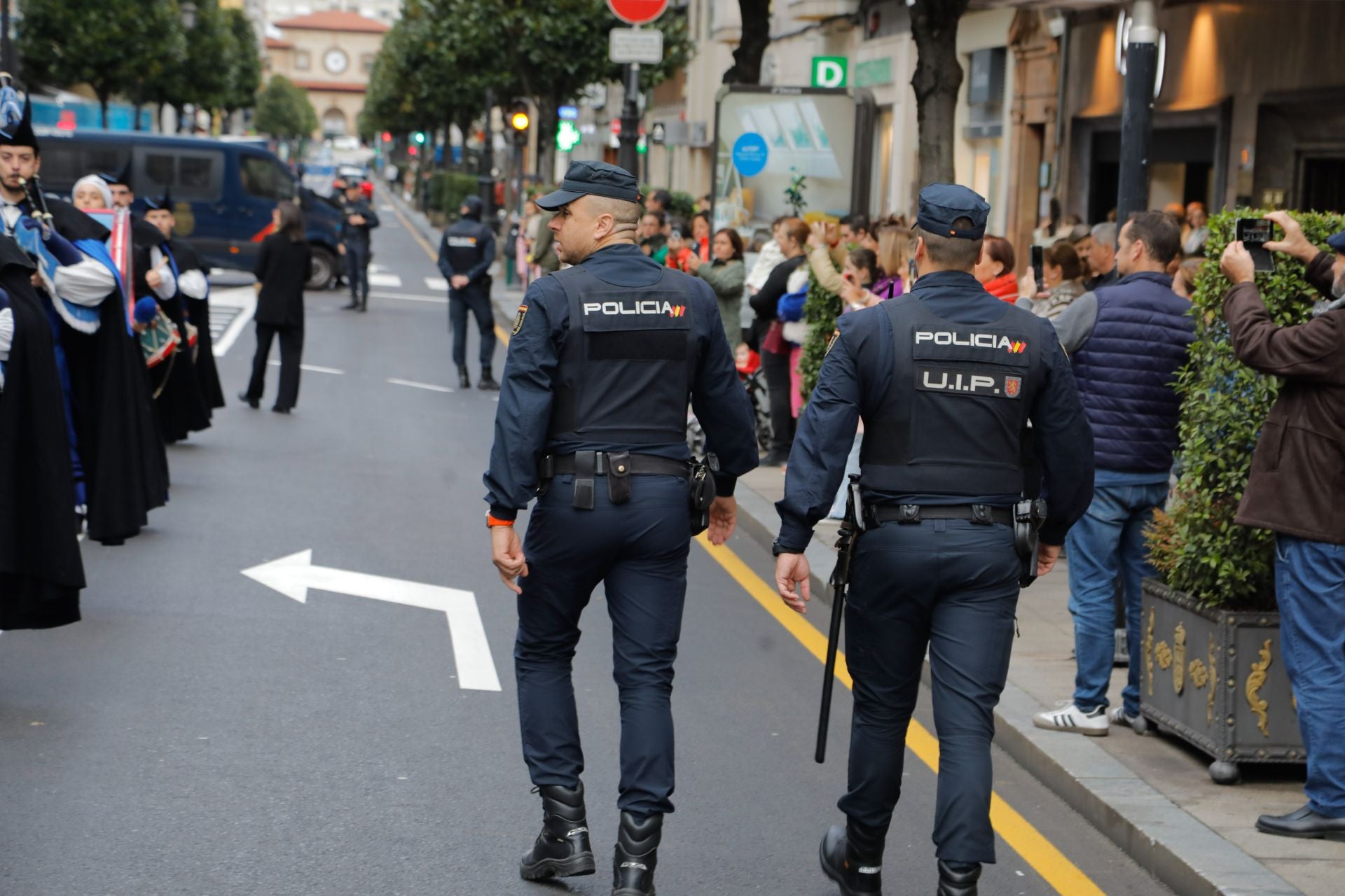 Gran expectación y mucha seguridad a las puertas del Campoamor