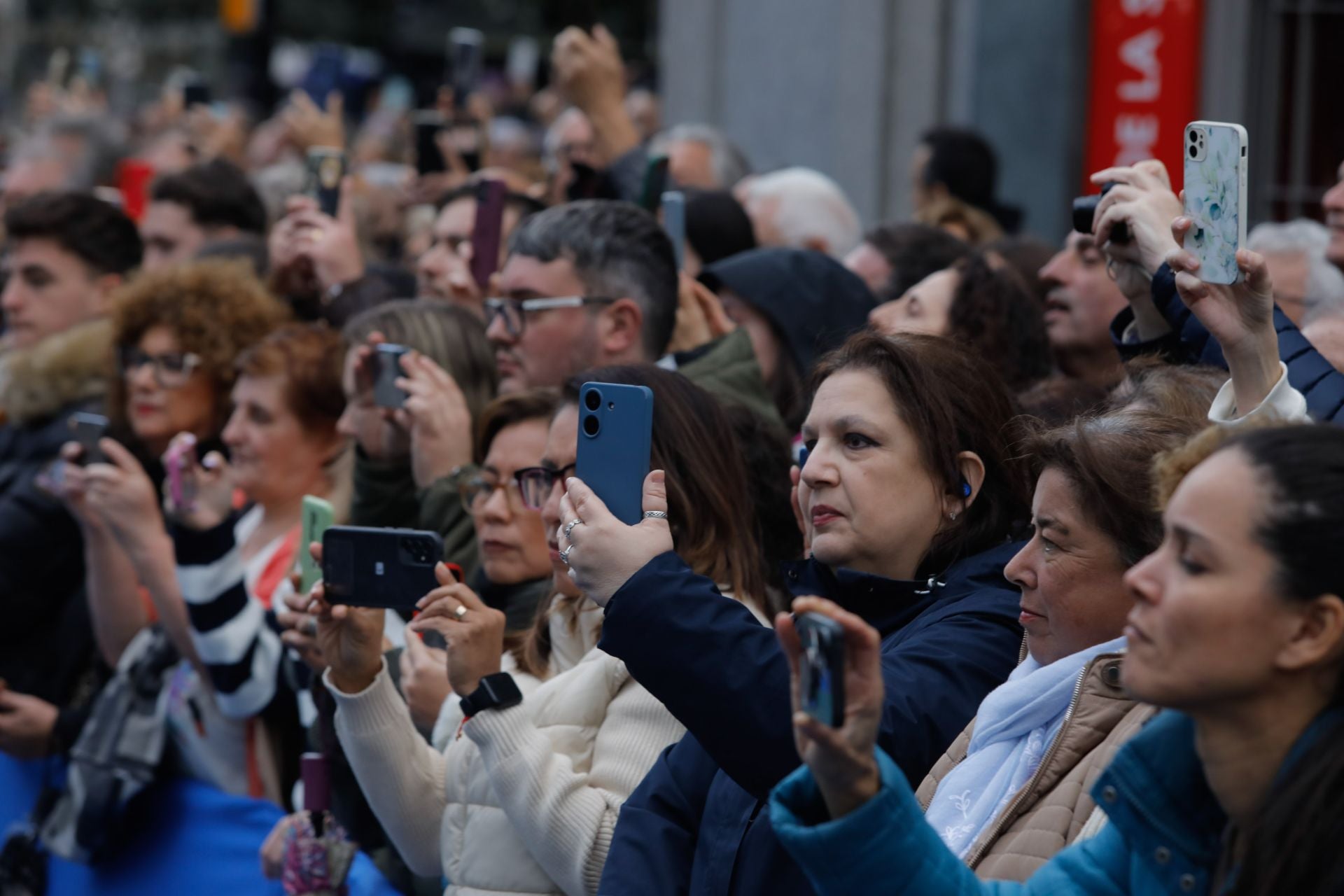 Gran expectación y mucha seguridad a las puertas del Campoamor