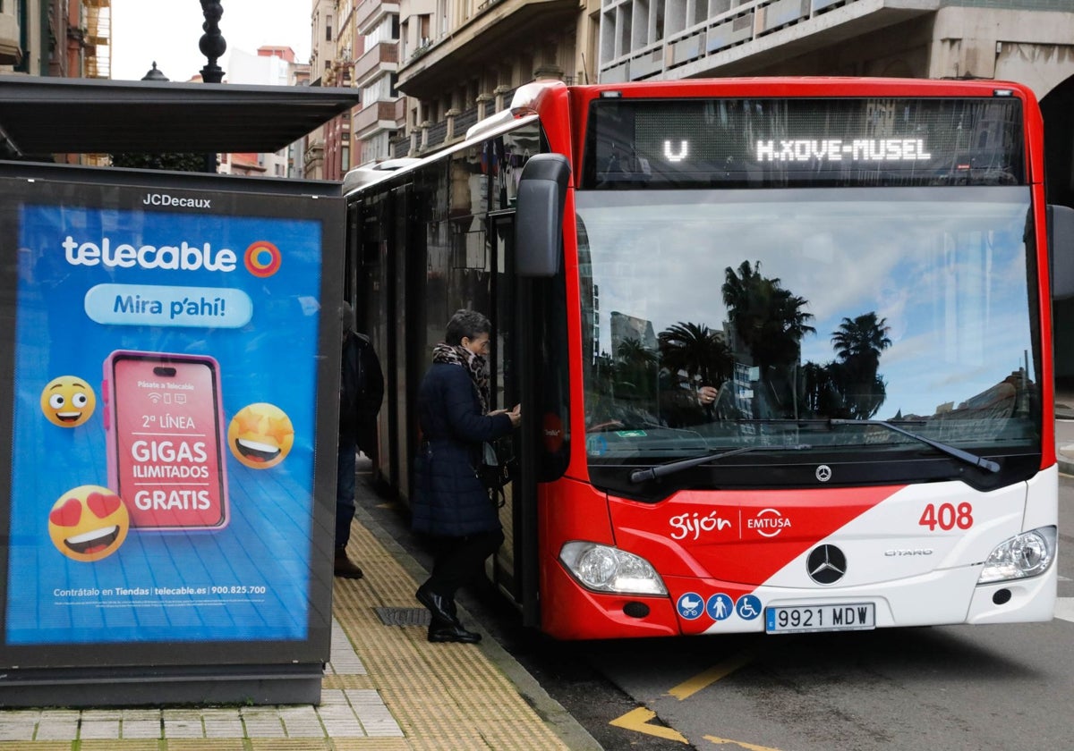 Un autobús de EMTUSA circulando por Gijón.