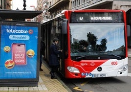 Un autobús de EMTUSA circulando por Gijón.