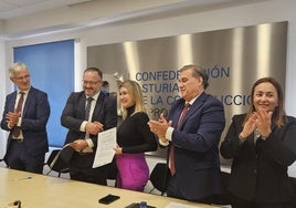 Marcos Niño, Joel García, Mónica Recalde y miembros de Asprocon en la firma del convenio.