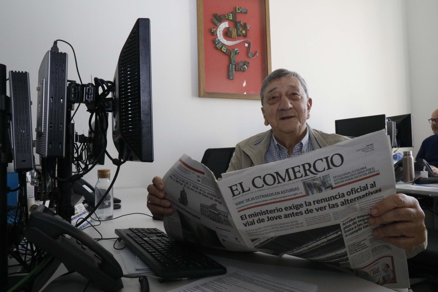 Chema Fernández Allongo, historia viva del periodismo gijónés, en la redacción de EL COMERCIO.