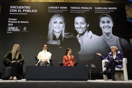 Las deportistas Lindsey Vonn, Teresa Perales y Carolina Marín con la periodista Paloma del Río comparten su experiencia profesional en la Fábrica de Armas de Oviedo.