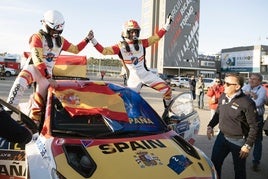 El piloto cangués celebra con Borja Rozada su medalla, sobre el Toyota GR Yaris Rally2.