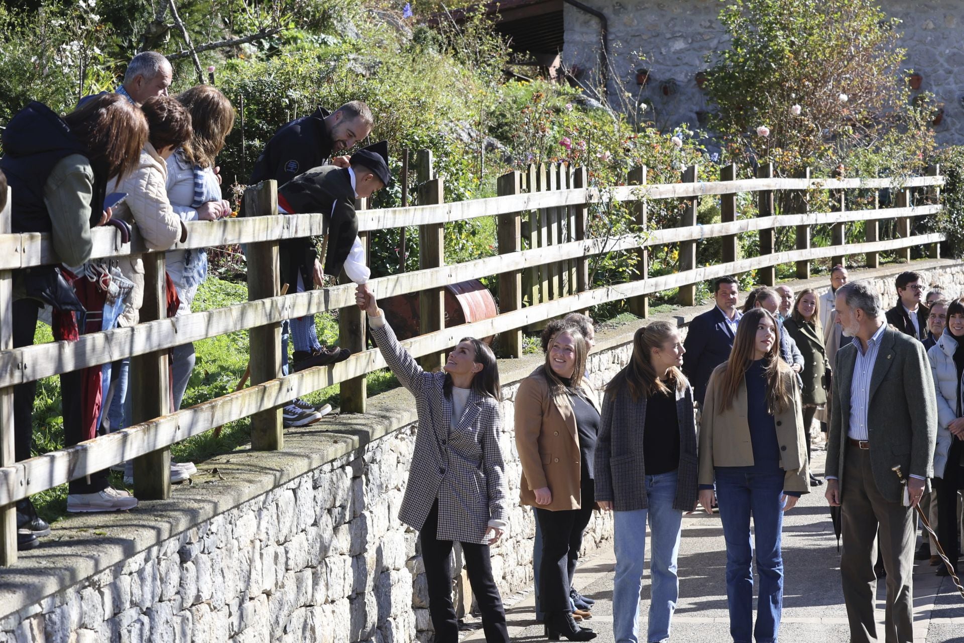 Sotres, pletórico: la visita real al Pueblo Ejemplar de Asturias, en imágenes