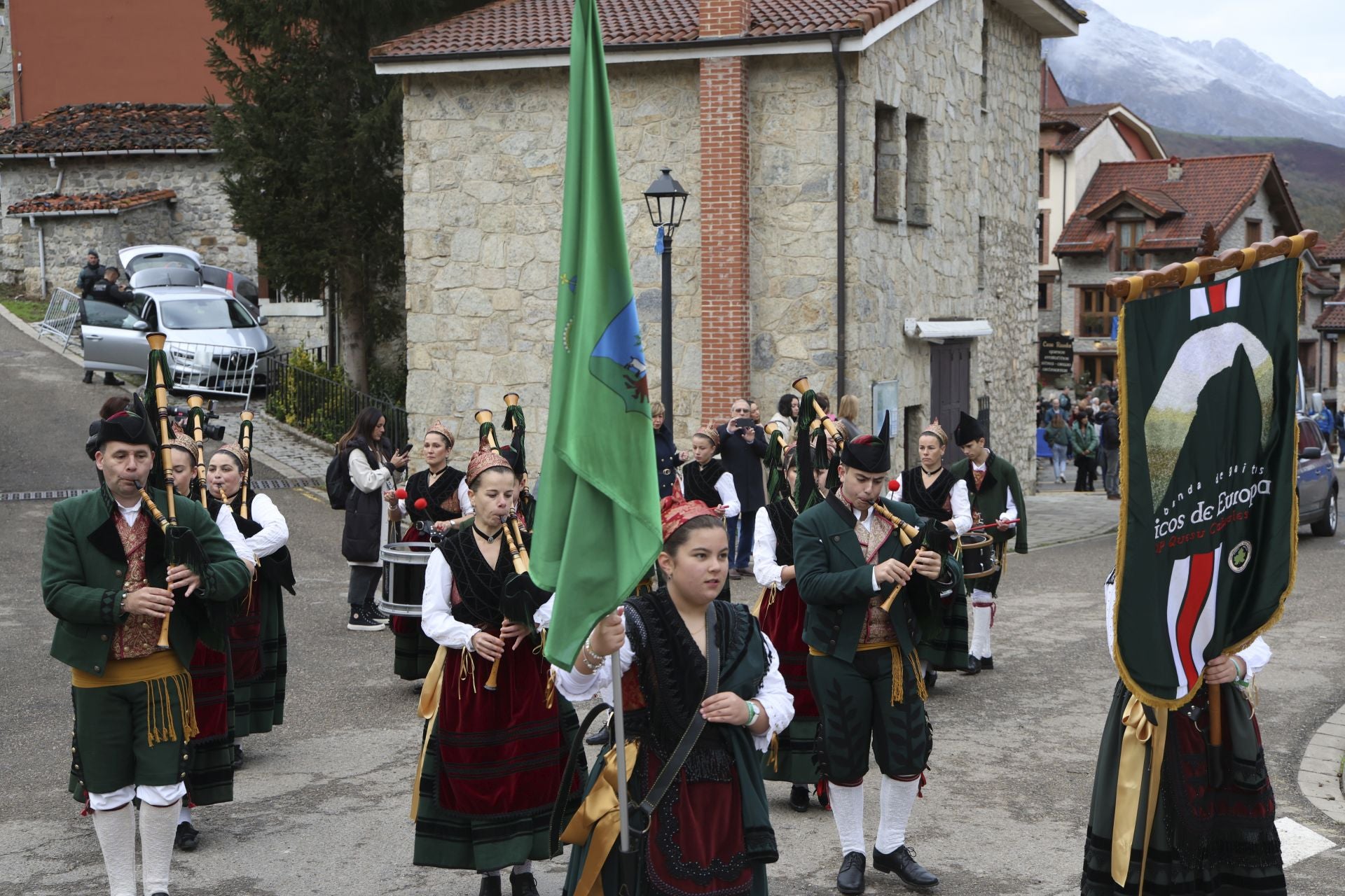 Sotres, pletórico: la visita real al Pueblo Ejemplar de Asturias, en imágenes