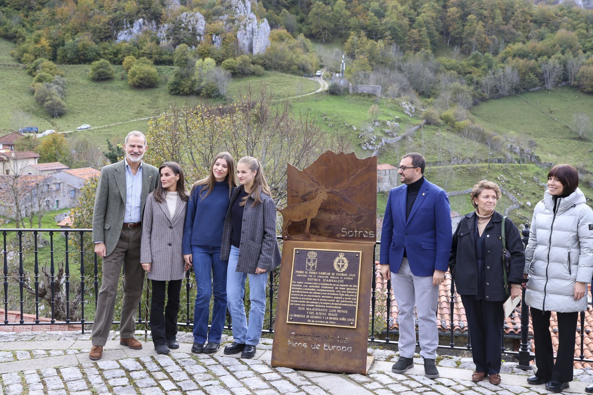 Sotres, pletórico: la visita real al Pueblo Ejemplar de Asturias, en imágenes