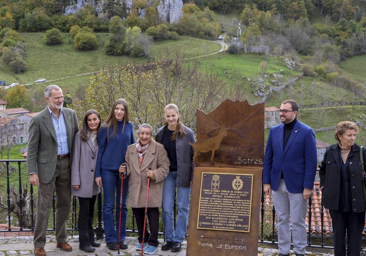 La Famlia Real junto a la placa que luce ya Sotres como Pueblo Ejemplar de Asturias.