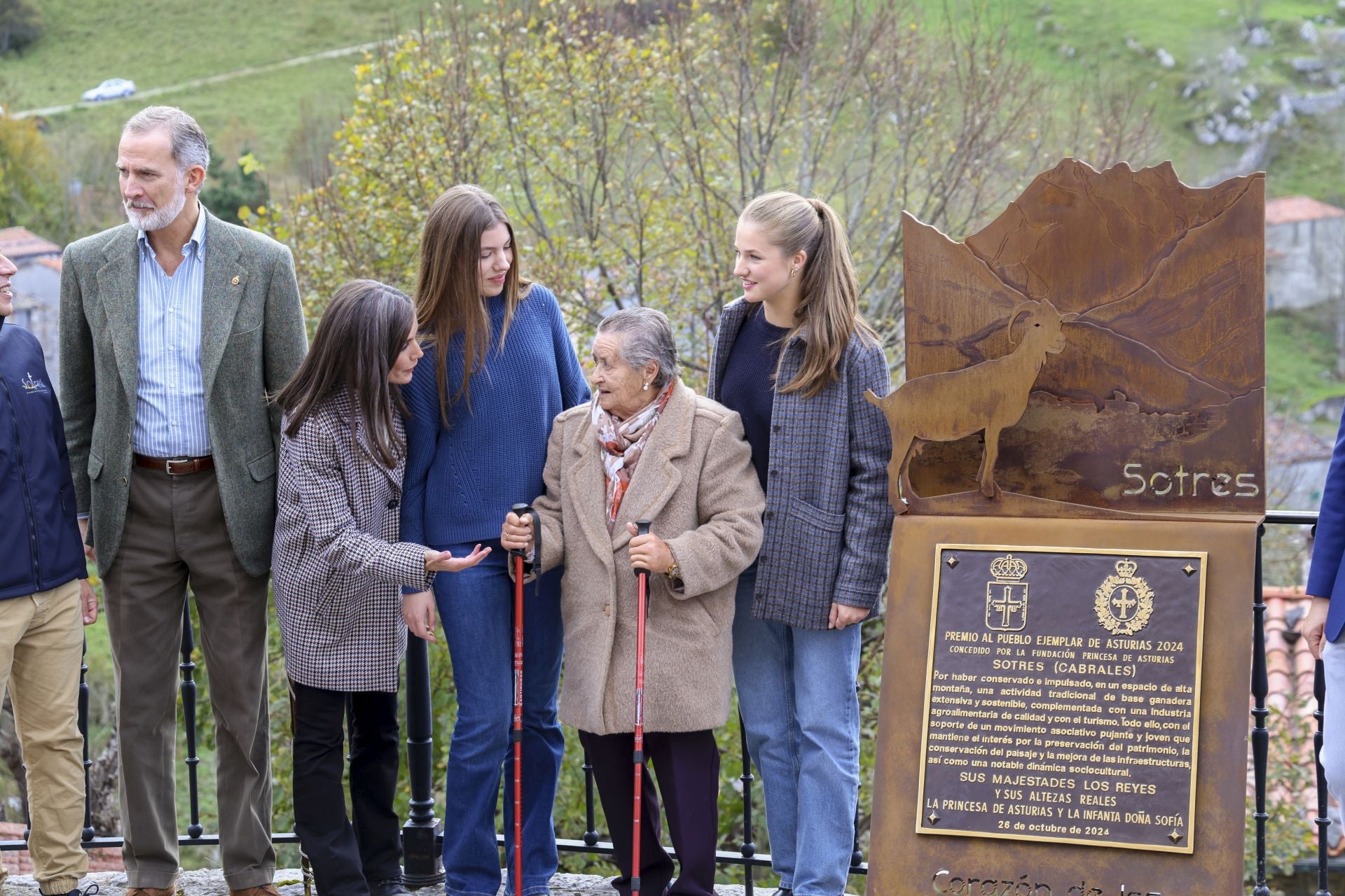 Sotres, pletórico: la visita real al Pueblo Ejemplar de Asturias, en imágenes