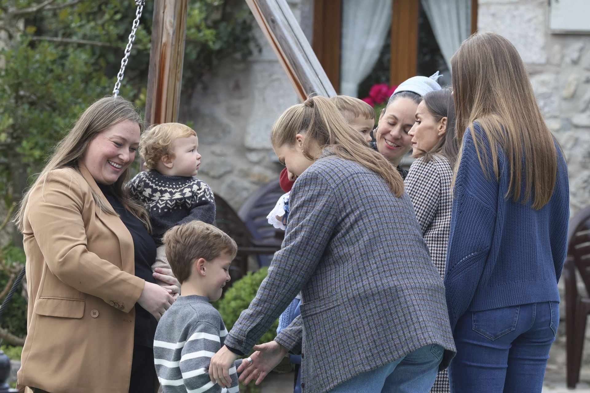 Sotres, pletórico: la visita real al Pueblo Ejemplar de Asturias, en imágenes