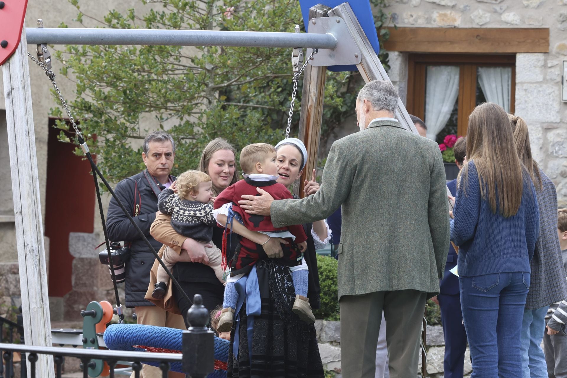 Sotres, pletórico: la visita real al Pueblo Ejemplar de Asturias, en imágenes