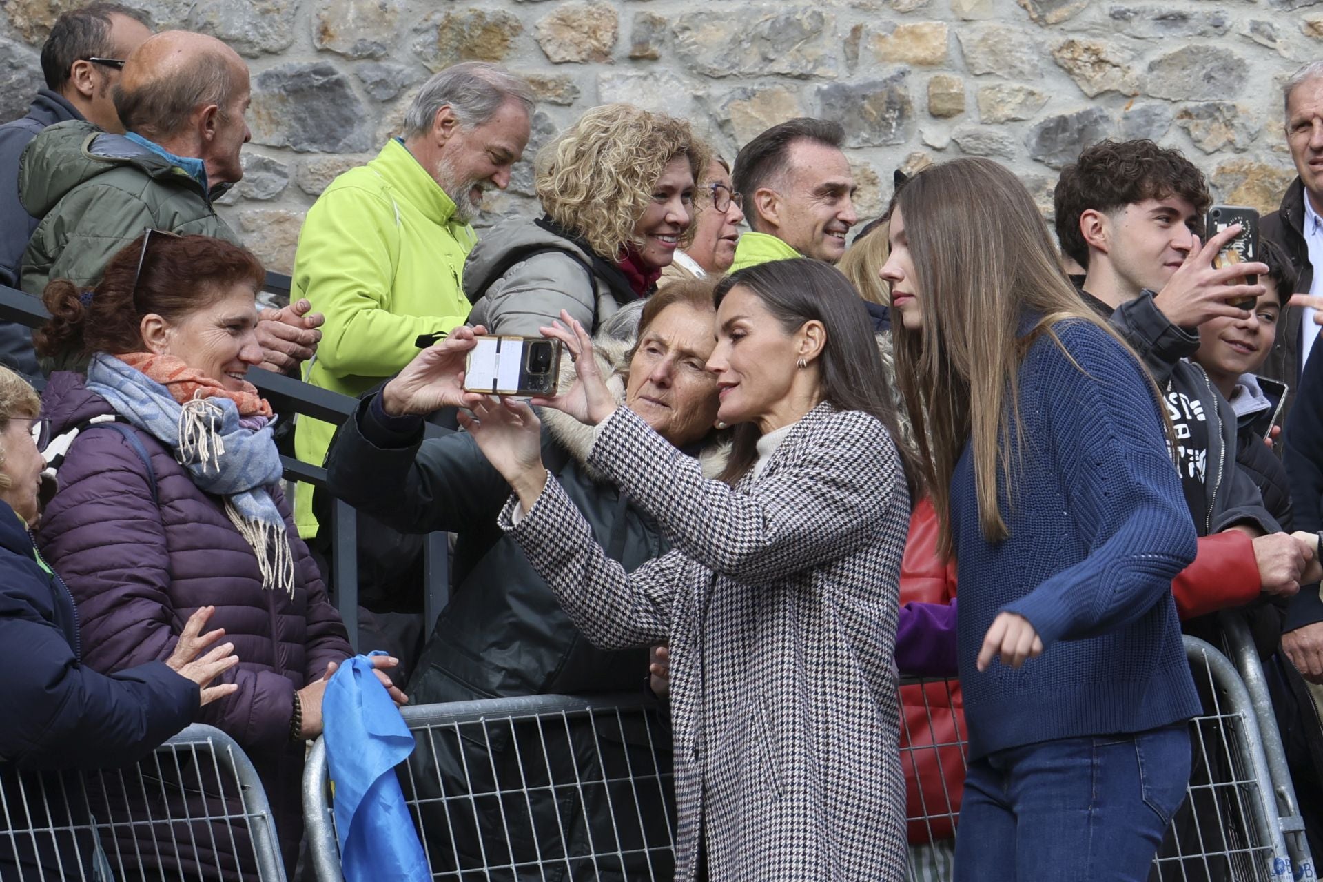 Sotres, pletórico: la visita real al Pueblo Ejemplar de Asturias, en imágenes