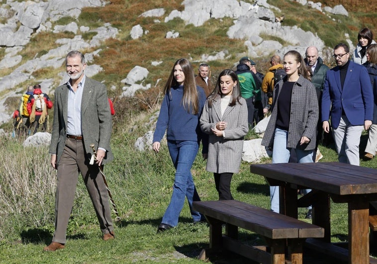 El Rey, con la Reina y sus hijas, en su visita a Sotres.