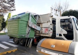 Un camión de Emulsa recoge la basura que no es para reciclar, la que encarece los costes.