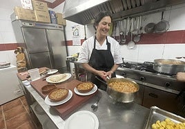 Gema Suárez, de Casa Pablo en Ciaño lleva cuatro años ganando el campeonato de la jornadas gastronómica de los callos langreanos.