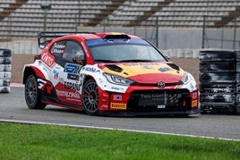 Alejandro Cachón y Borja Rozada, con el Toyota GR Yaris Rally2, durante la gran final en el Circuito Ricardo Tormo.