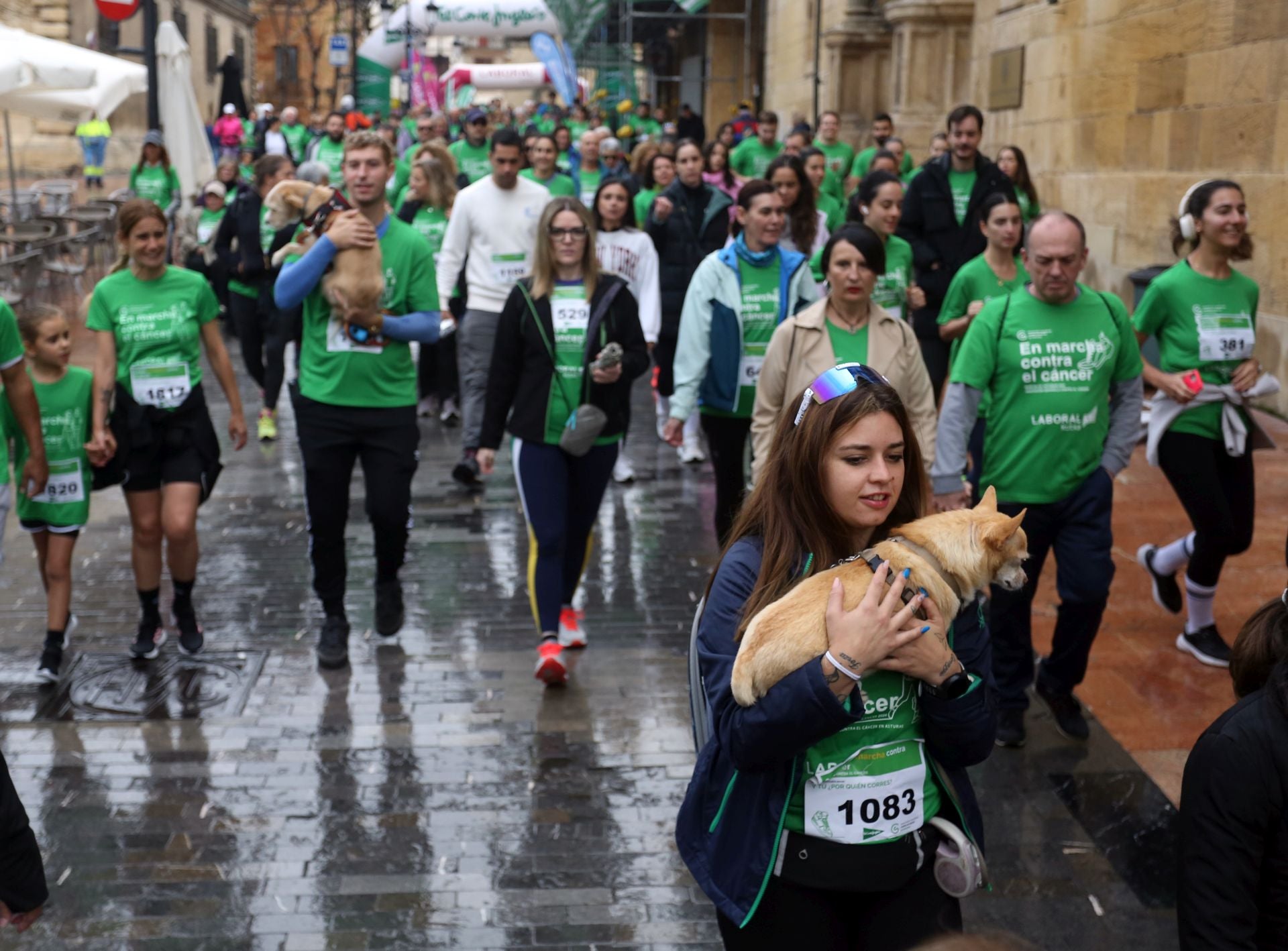 Oviedo se tiñe de verde contra el cáncer