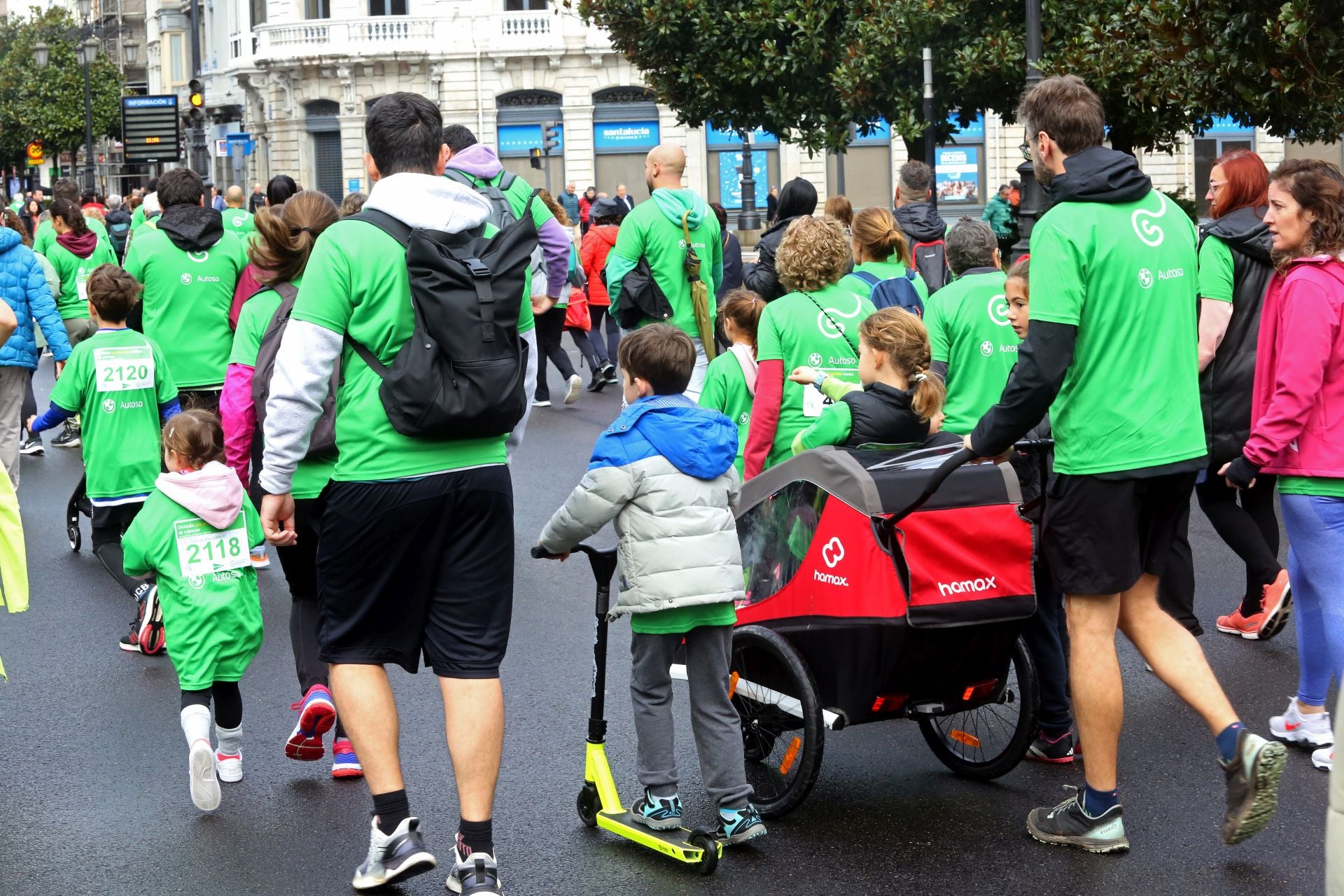 Oviedo se tiñe de verde contra el cáncer