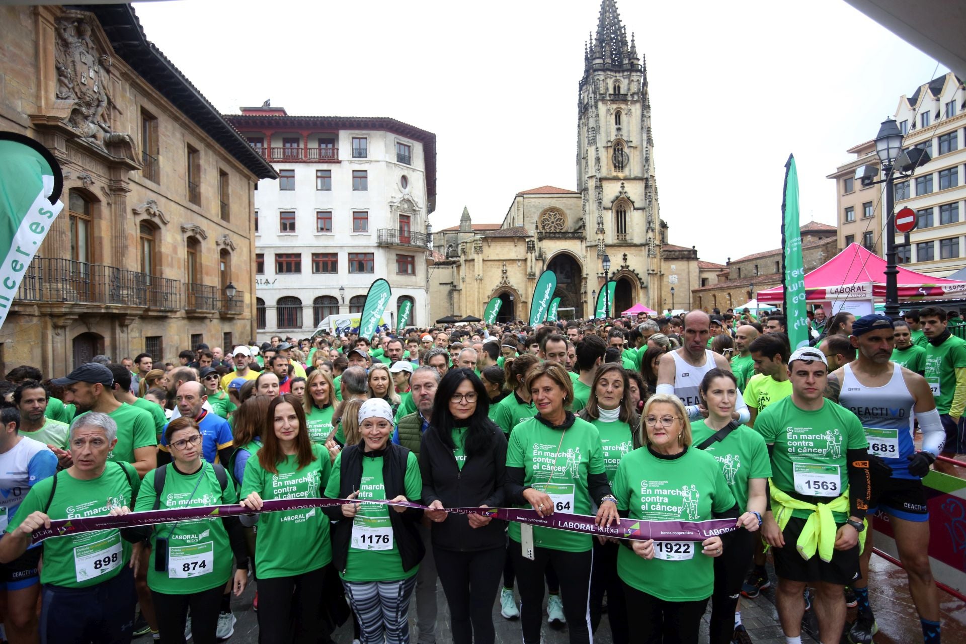 Oviedo se tiñe de verde contra el cáncer