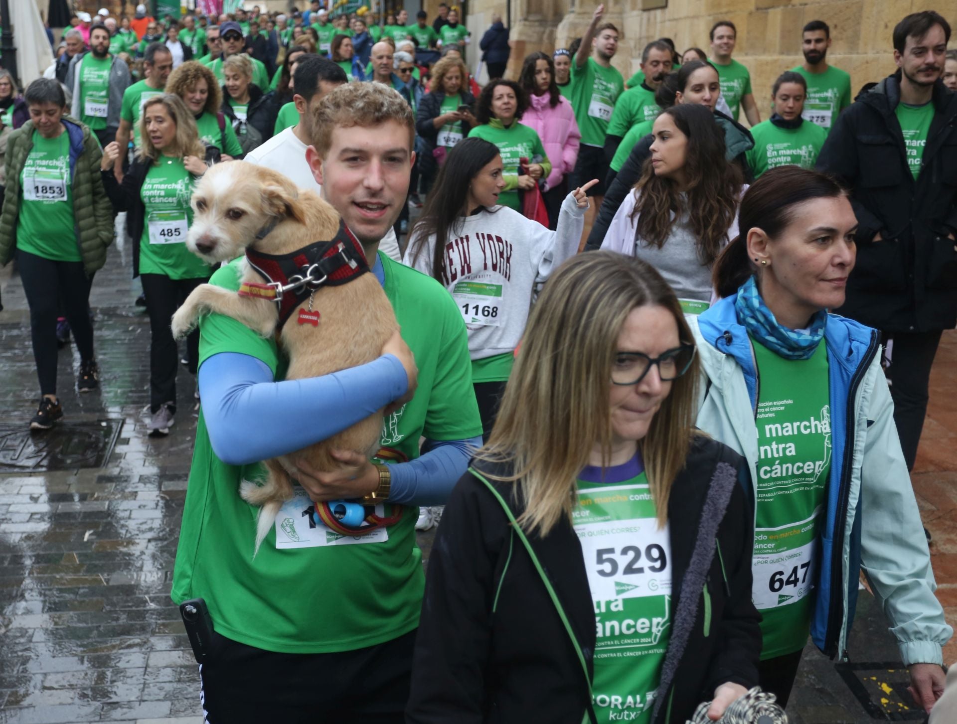 Oviedo se tiñe de verde contra el cáncer