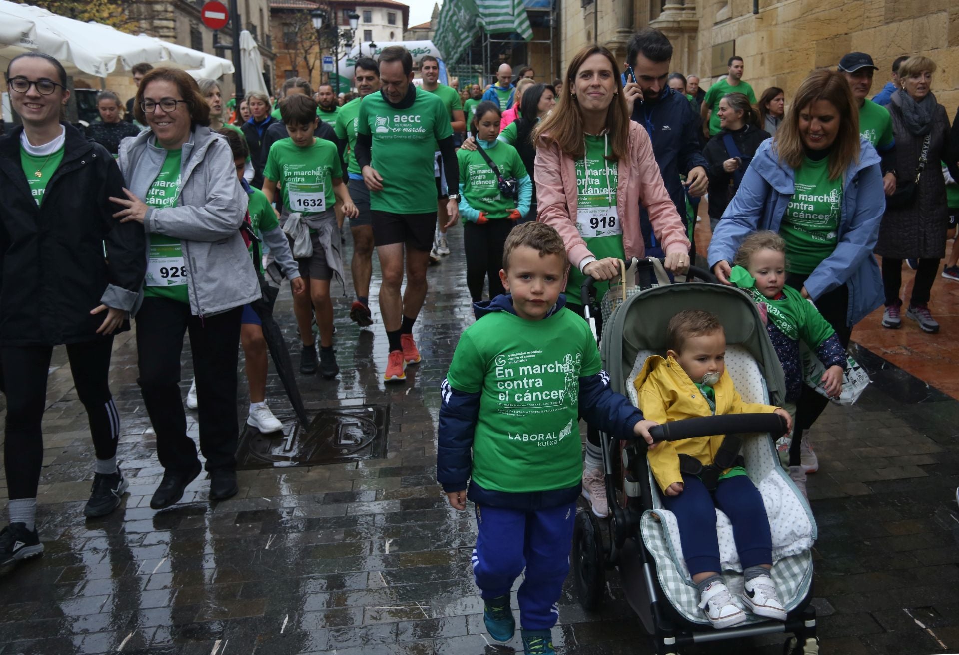 Oviedo se tiñe de verde contra el cáncer