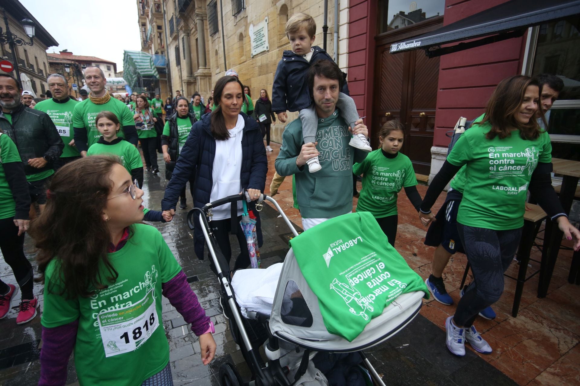 Oviedo se tiñe de verde contra el cáncer