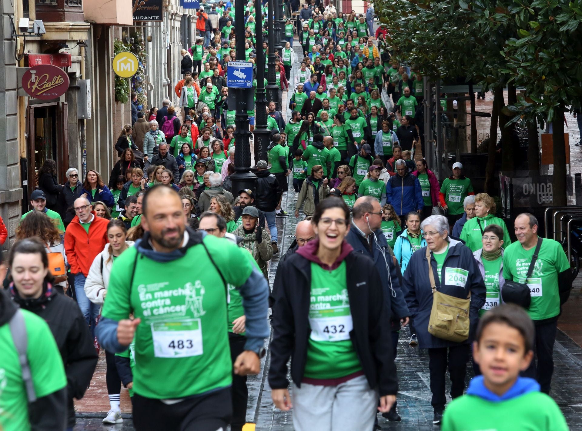 Oviedo se tiñe de verde contra el cáncer