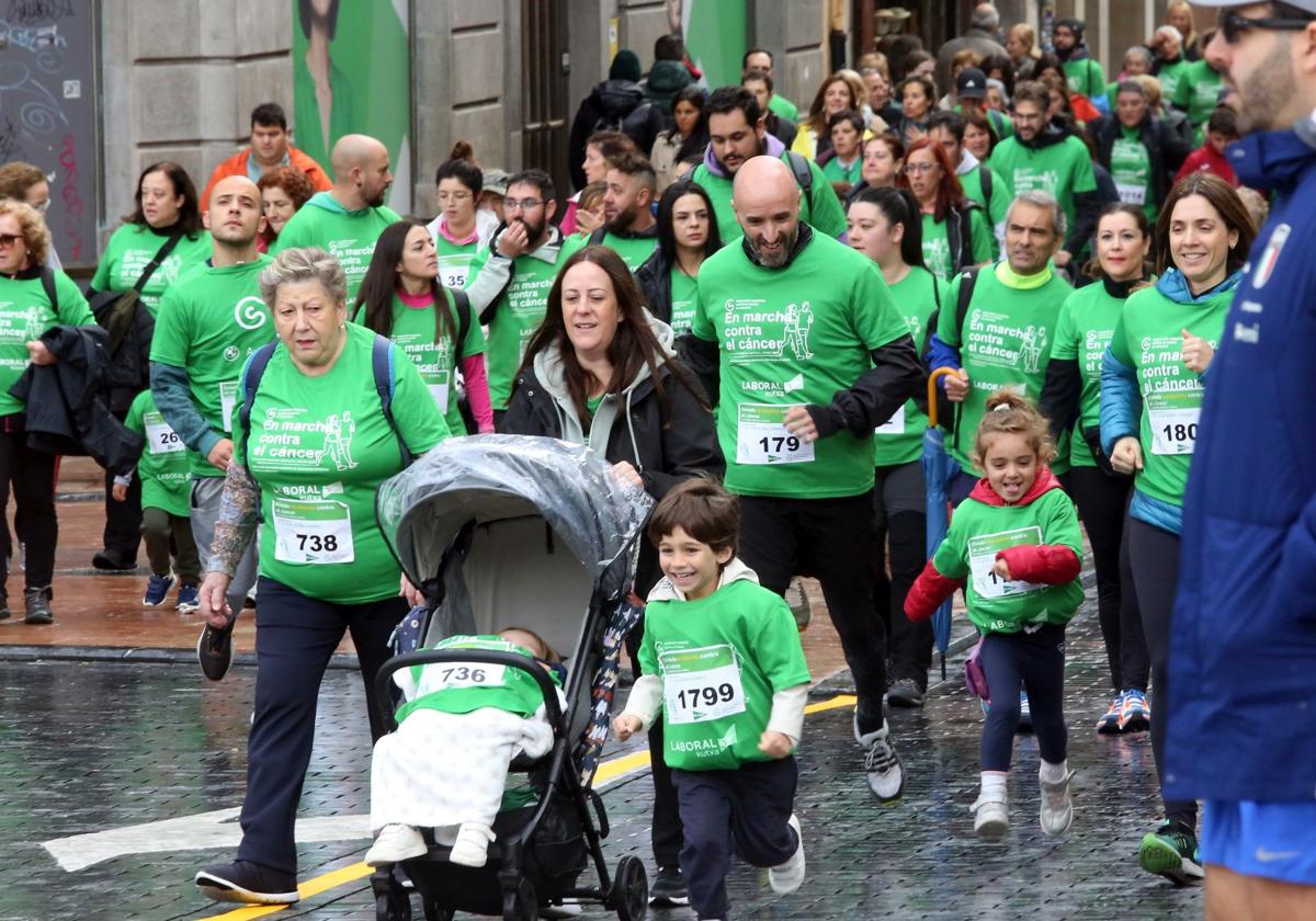 Marea verde en Oviedo en la carrera 'Oviedo en marcha contra el cáncer', con 2.200 participantes.