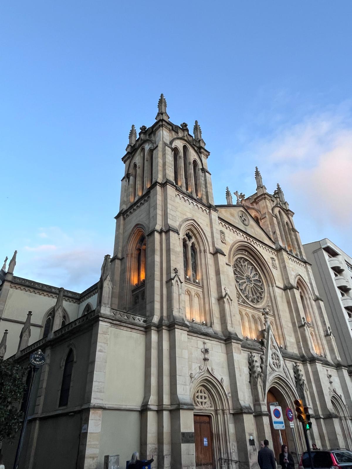 La iglesia de San Lorenzo, en Gijón, reabre tras un cambio de cara