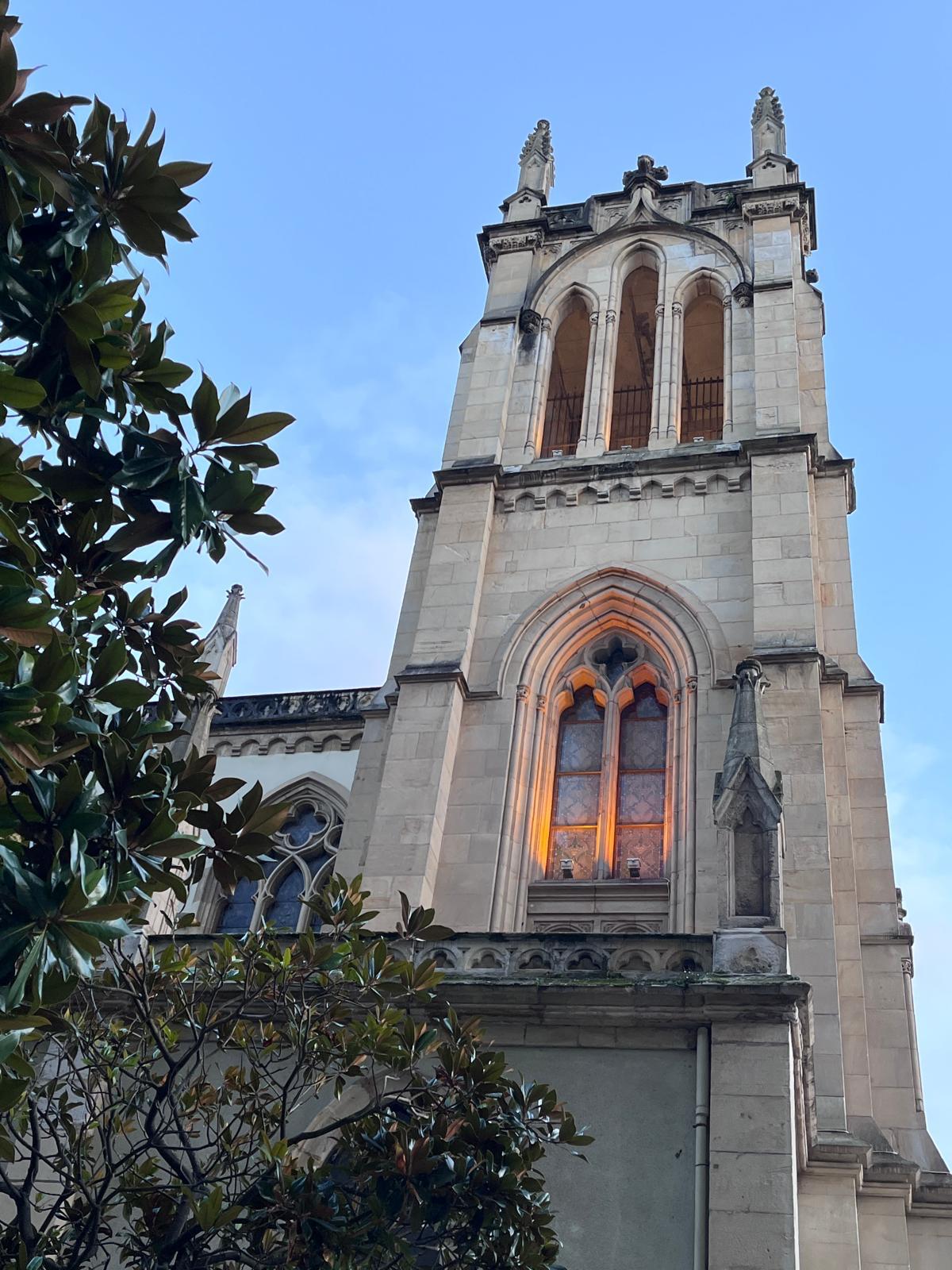 La iglesia de San Lorenzo, en Gijón, reabre tras un cambio de cara