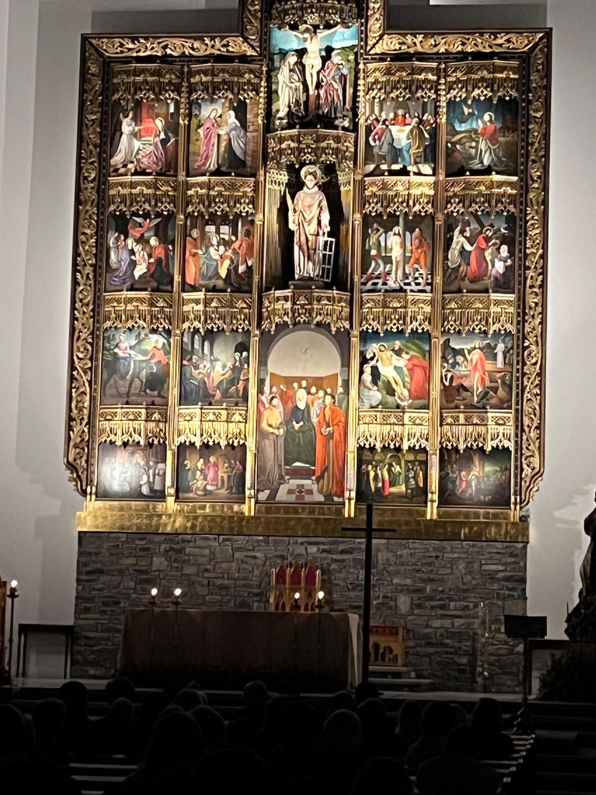 La iglesia de San Lorenzo, en Gijón, reabre tras un cambio de cara