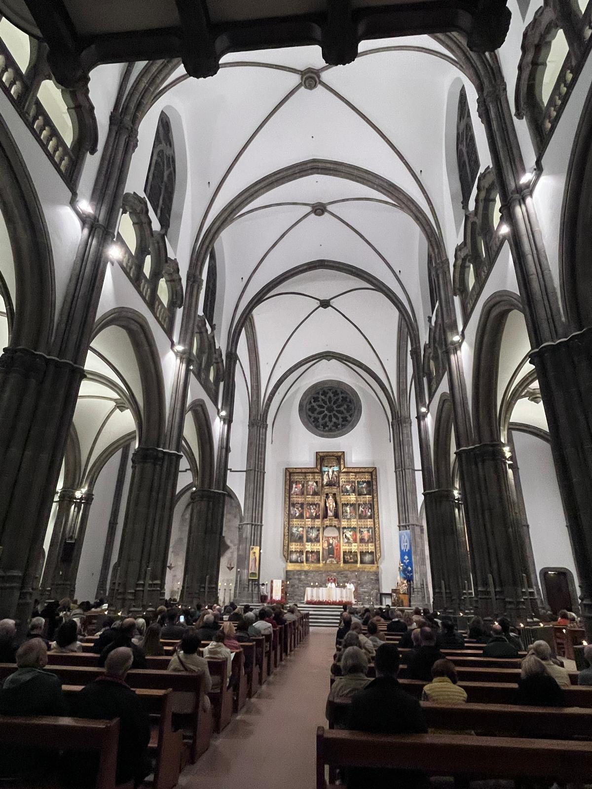 La iglesia de San Lorenzo, en Gijón, reabre tras un cambio de cara