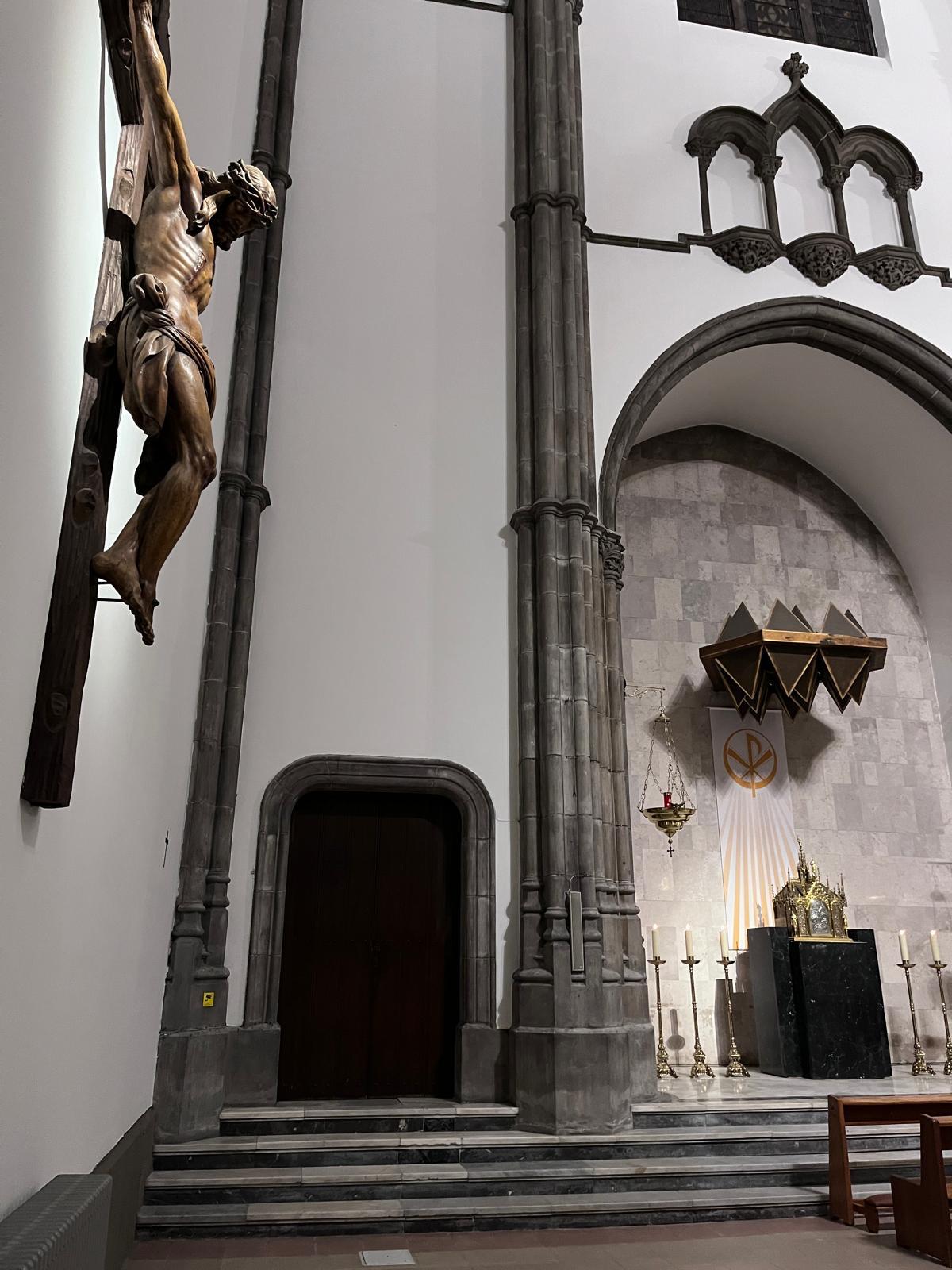 La iglesia de San Lorenzo, en Gijón, reabre tras un cambio de cara