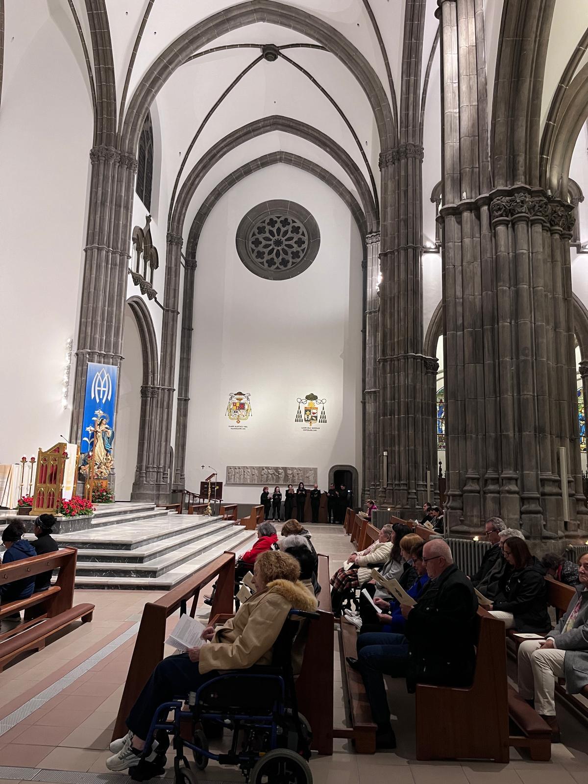 La iglesia de San Lorenzo, en Gijón, reabre tras un cambio de cara